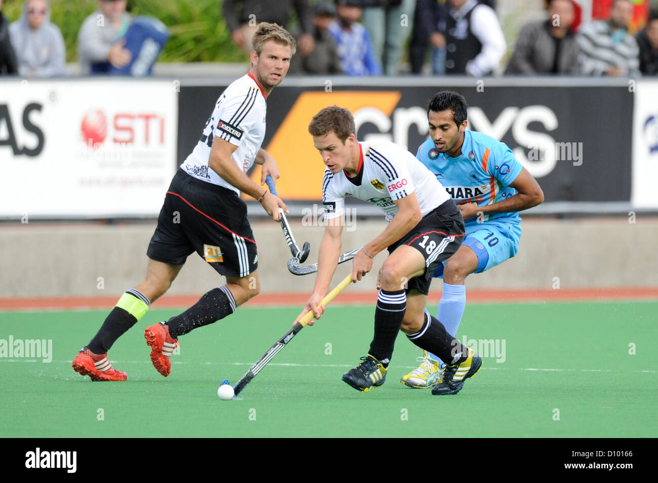 04.12.2012 Melbourne, Australie. Oliver Korn de l'Allemagne et Dharamvir Singh de l'Inde lutte pour la balle durant le Trophée des champions de hockey masculin de l'État le netball Hockey Centre. Banque D'Images 04.12.2012 Melbourne, Australie. Oliver Korn de l'Allemagne et Dharamvir Singh de l'Inde lutte pour la balle durant le Trophée des champions de hockey masculin de l'État le netball Hockey Centre. Banque D'Images