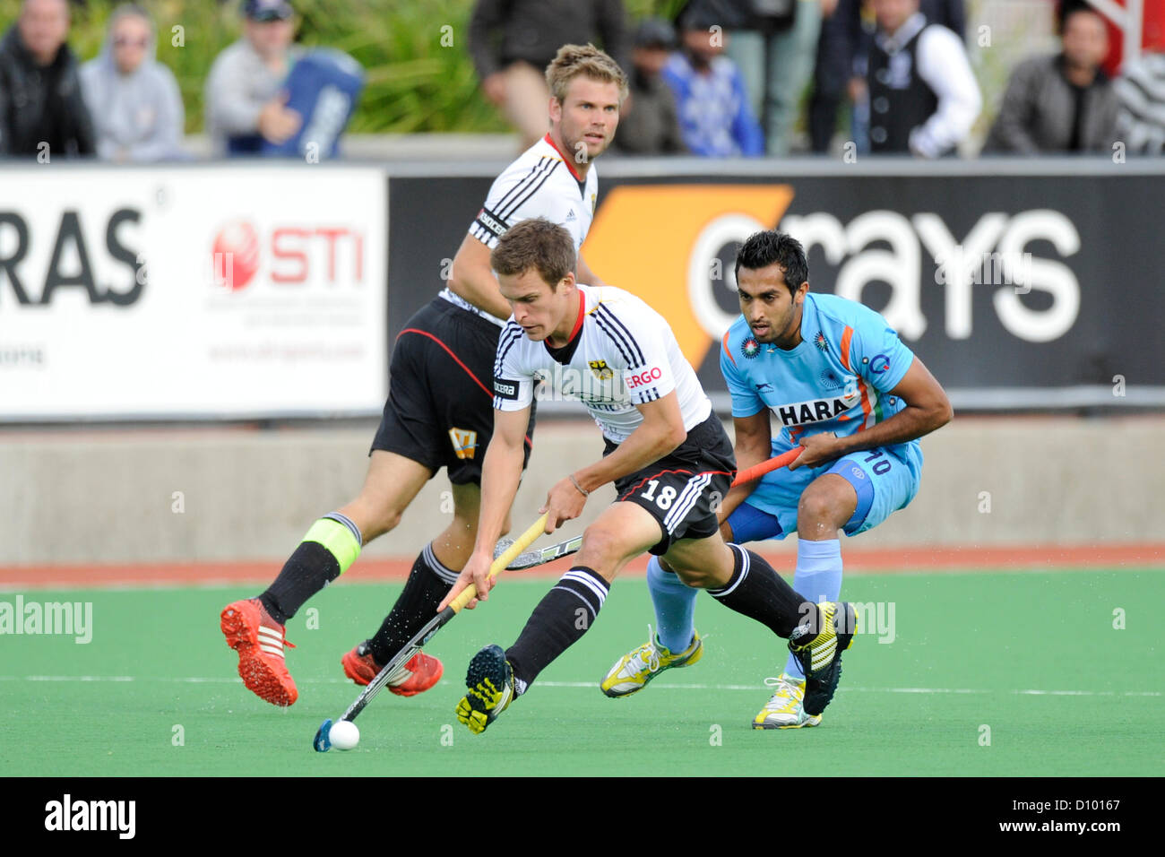 04.12.2012 Melbourne, Australie. Oliver Korn de l'Allemagne et Dharamvir Singh de l'Inde lutte pour la balle durant le Trophée des champions de hockey masculin de l'État le netball Hockey Centre. Banque D'Images 04.12.2012 Melbourne, Australie. Oliver Korn de l'Allemagne et Dharamvir Singh de l'Inde lutte pour la balle durant le Trophée des champions de hockey masculin de l'État le netball Hockey Centre. Banque D'Images