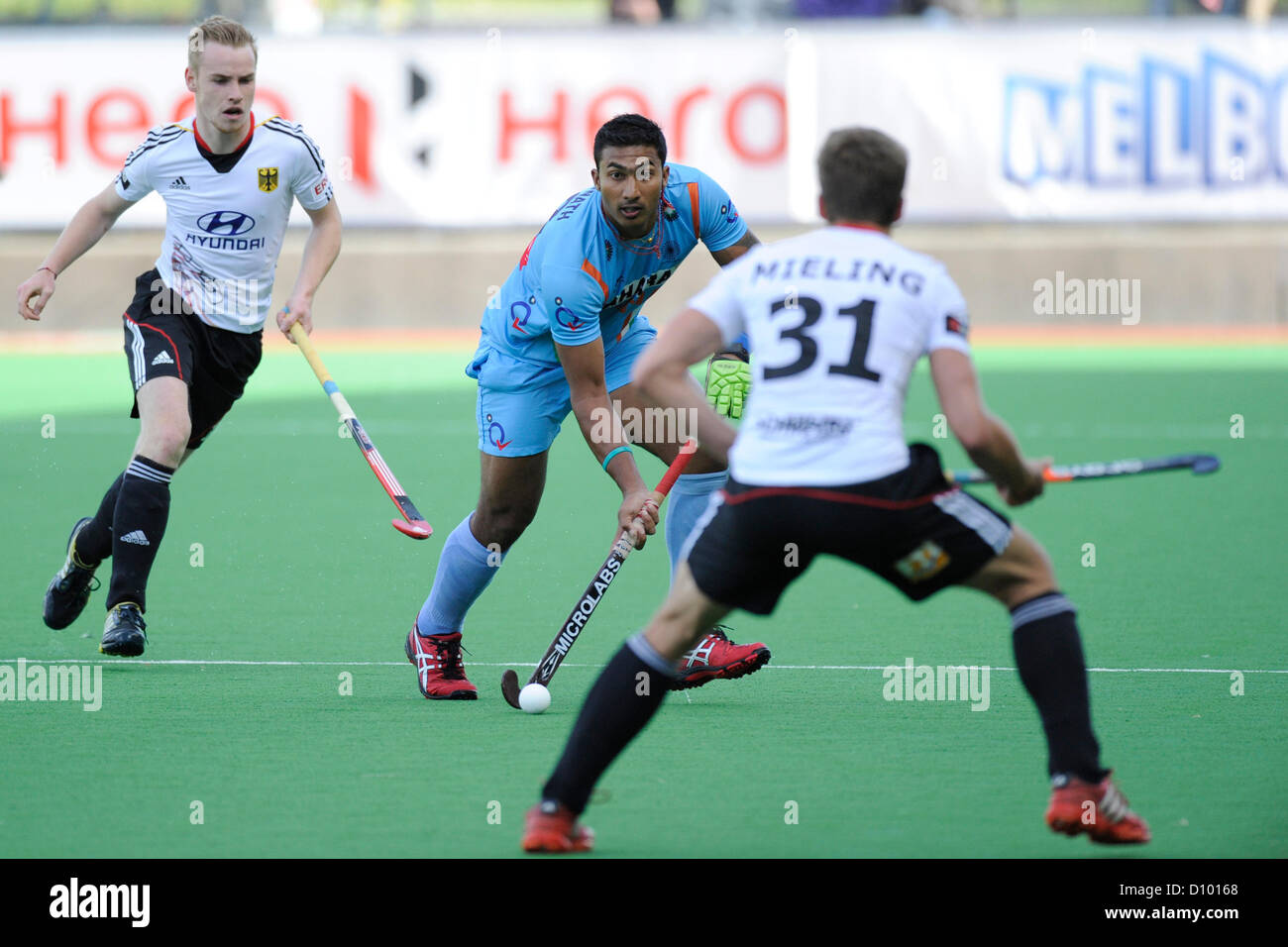 04.12.2012 Melbourne, Australie. VR de Raghunath Inde tente de frapper une balle alors qu'il est entouré de Tom Mieling et Jan Christopher Ruehr de l'Allemagne au cours de l'équipe masculine de hockey du Trophée des Champions de l'État Centre Hockey netball. Banque D'Images 04.12.2012 Melbourne, Australie. VR de Raghunath Inde tente de frapper une balle alors qu'il est entouré de Tom Mieling et Jan Christopher Ruehr de l'Allemagne au cours de l'équipe masculine de hockey du Trophée des Champions de l'État Centre Hockey netball. Banque D'Images
