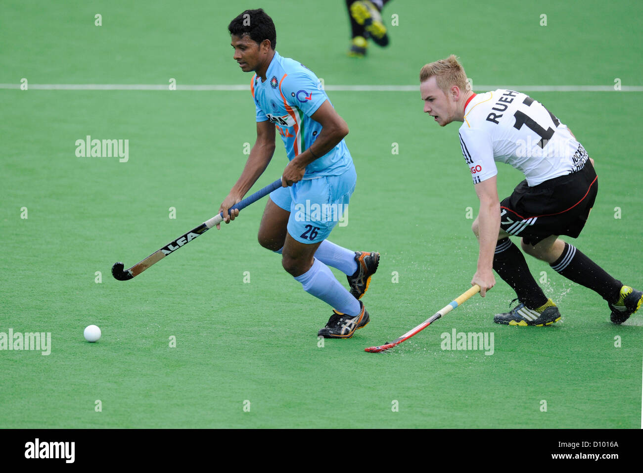04.12.2012 Melbourne, Australie. Birendra Lakra de l'Inde tente d'Outrun Jan Christopher Ruehr de l'Allemagne au cours de l'équipe masculine de hockey du Trophée des Champions de l'État Centre Hockey netball. Banque D'Images 04.12.2012 Melbourne, Australie. Birendra Lakra de l'Inde tente d'Outrun Jan Christopher Ruehr de l'Allemagne au cours de l'équipe masculine de hockey du Trophée des Champions de l'État Centre Hockey netball. Banque D'Images