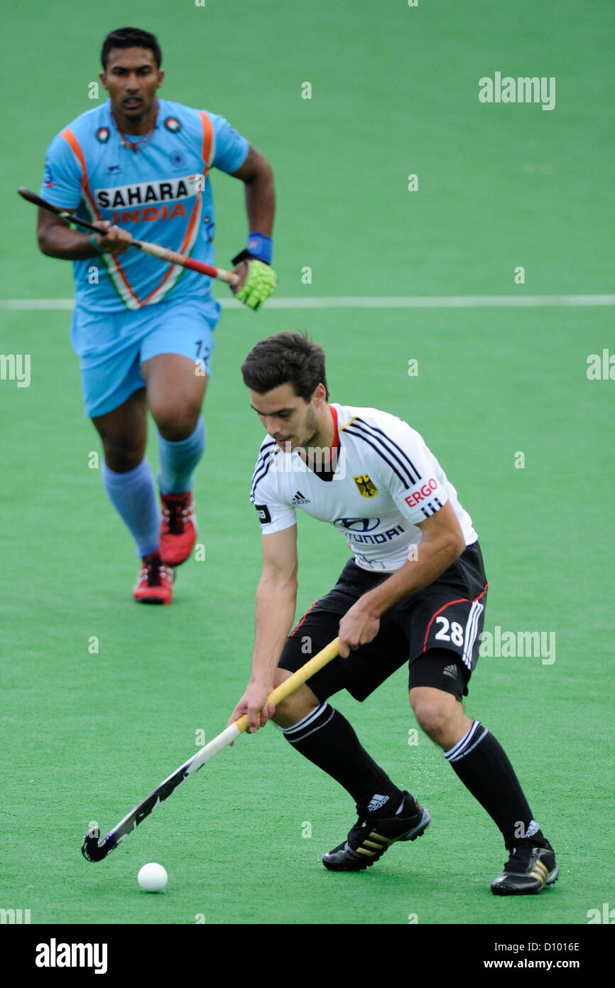 04.12.2012 Melbourne, Australie. VR de l'Inde poursuit Raghunath Patrick Schmidt de Allemagne alors qu'il tente de frapper un tir au but lors de l'équipe masculine de hockey du Trophée des Champions de l'État Centre Hockey netball. Banque D'Images 04.12.2012 Melbourne, Australie. VR de l'Inde poursuit Raghunath Patrick Schmidt de Allemagne alors qu'il tente de frapper un tir au but lors de l'équipe masculine de hockey du Trophée des Champions de l'État Centre Hockey netball. Banque D'Images