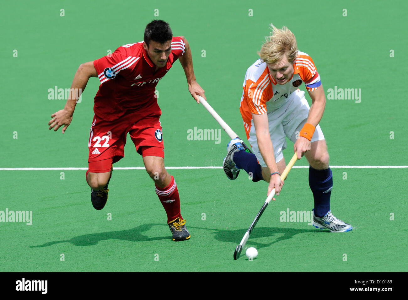 04.12.2012 Melbourne, Australie. Simon Gougnard de Belgique et Klaas Vermeulen des Pays-Bas lutte pour la balle durant le Trophée des champions de hockey masculin de l'État le netball Hockey Centre. Banque D'Images 04.12.2012 Melbourne, Australie. Simon Gougnard de Belgique et Klaas Vermeulen des Pays-Bas lutte pour la balle durant le Trophée des champions de hockey masculin de l'État le netball Hockey Centre. Banque D'Images