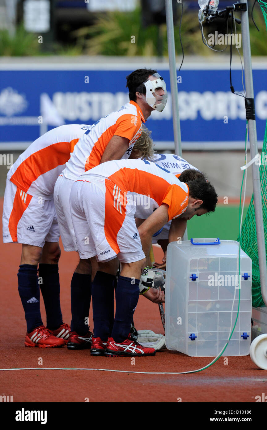 04.12.2012 Melbourne, Australie. Les joueurs des Pays-Bas don masque de visage avant qu'une pénalité au cours de l'angle de hockey masculin de l'état de Trophée des champions de hockey Netball Centre. Banque D'Images 04.12.2012 Melbourne, Australie. Les joueurs des Pays-Bas don masque de visage avant qu'une pénalité au cours de l'angle de hockey masculin de l'état de Trophée des champions de hockey Netball Centre. Banque D'Images