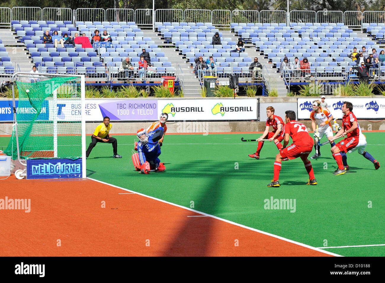 04.12.2012 Melbourne, Australie. Belgique marque un but au cours de l'équipe masculine de hockey du Trophée des Champions de l'État Centre Hockey netball. Banque D'Images 04.12.2012 Melbourne, Australie. Belgique marque un but au cours de l'équipe masculine de hockey du Trophée des Champions de l'État Centre Hockey netball. Banque D'Images