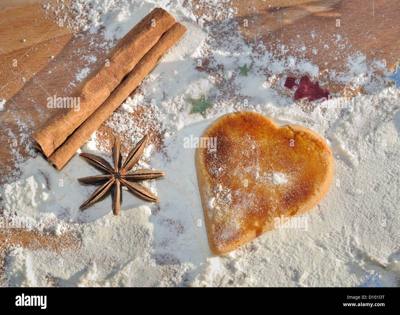 Coeur en forme de sablés pour Noël sur la farine et avec quelques épices Banque D'Images