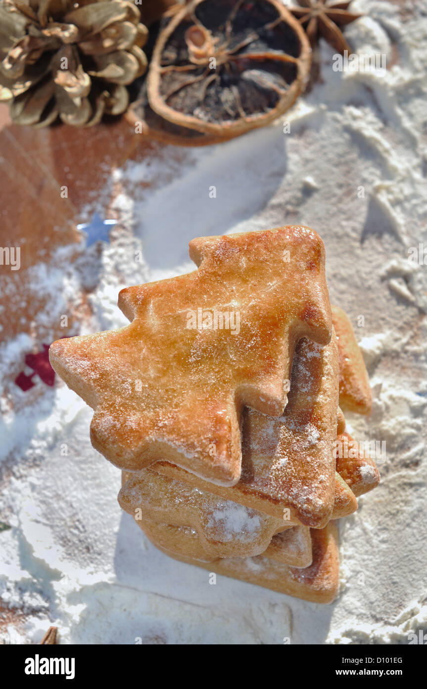 Sapin de Noël en forme de sablé sur la farine et avec quelques épices Banque D'Images
