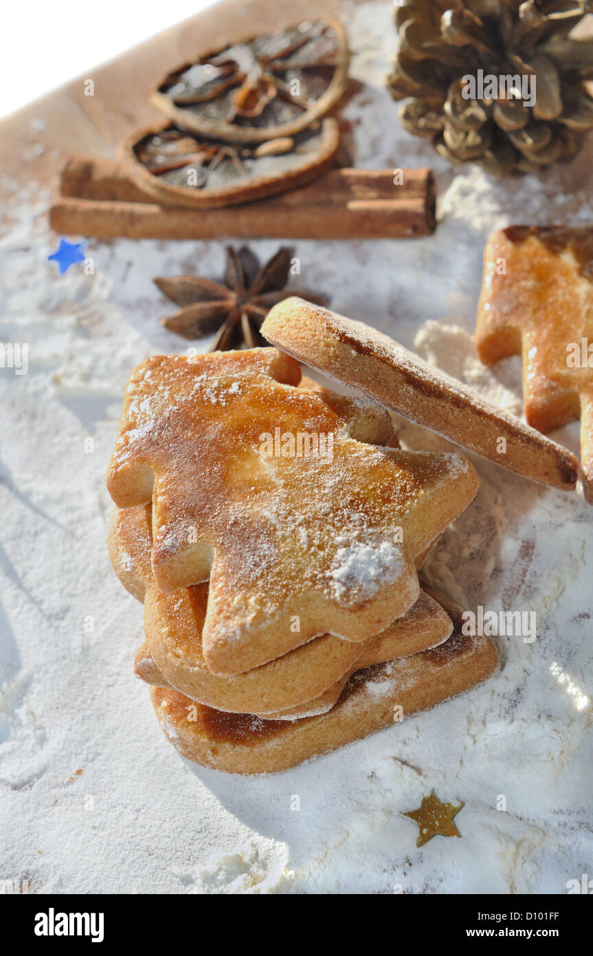 Sapin de Noël en forme de sablé sur la farine et avec quelques épices Banque D'Images