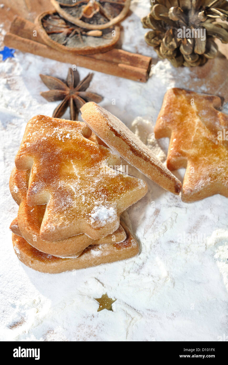 Sapin de Noël en forme de sablé sur la farine et avec quelques épices Banque D'Images
