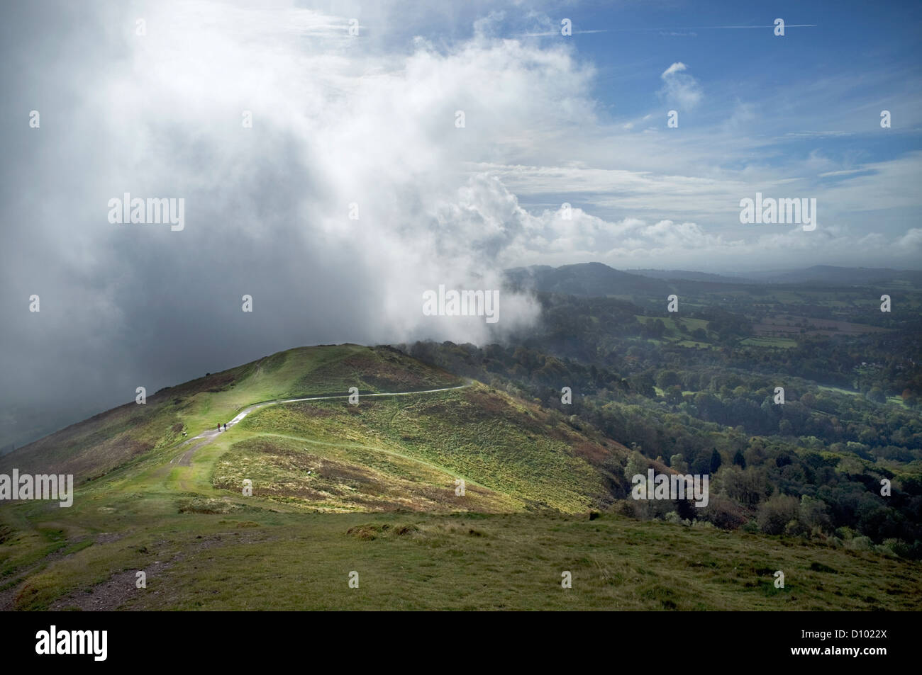 Les nuages bas traversant les collines de Malvern à partir de la balise de Worcestershire, Worcestershire, Angleterre, RU Banque D'Images