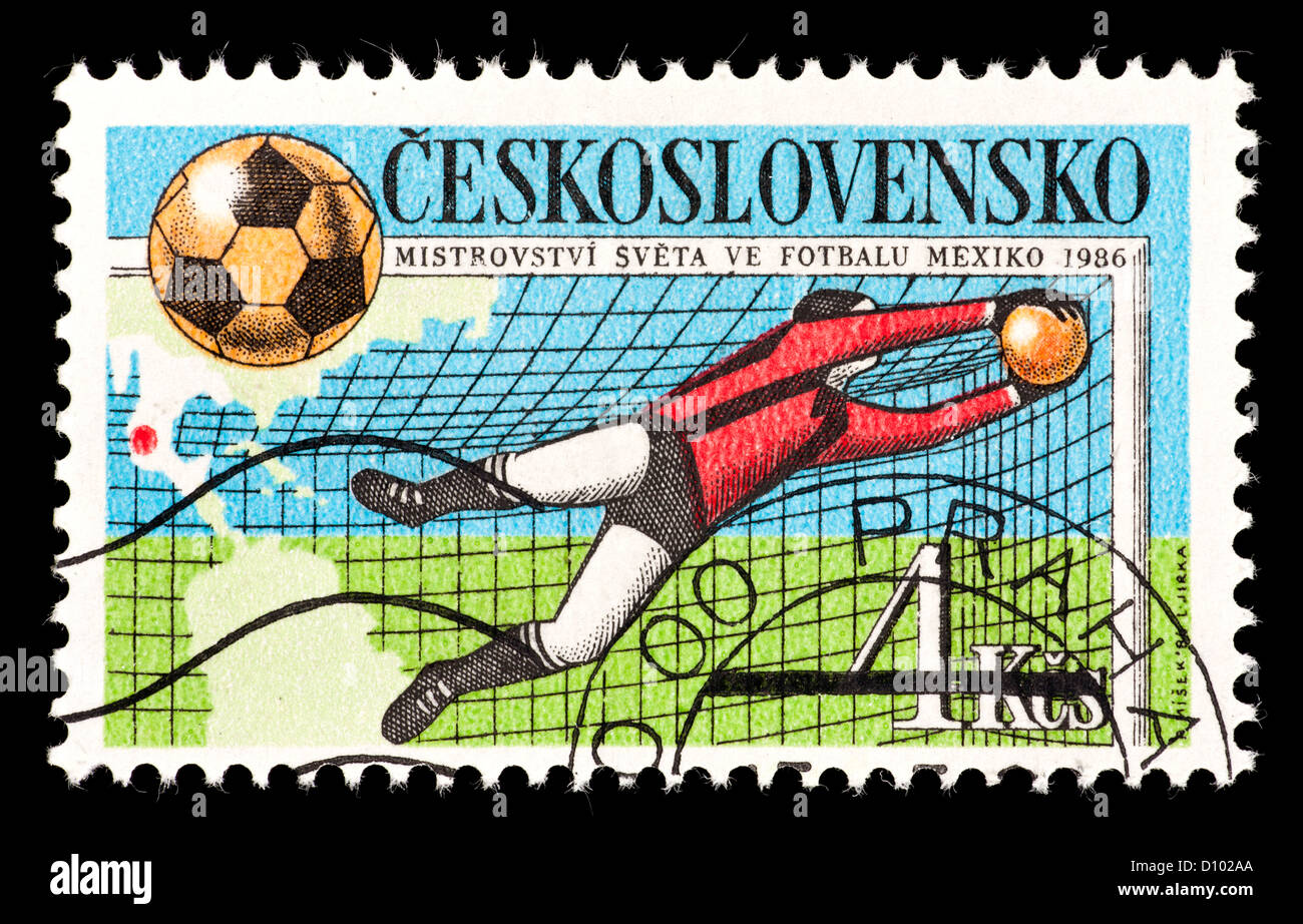 Timbre-poste de la Tchécoslovaquie, représentant un gardien de football, émis pour la Coupe du Monde 1986 au Mexique. Banque D'Images