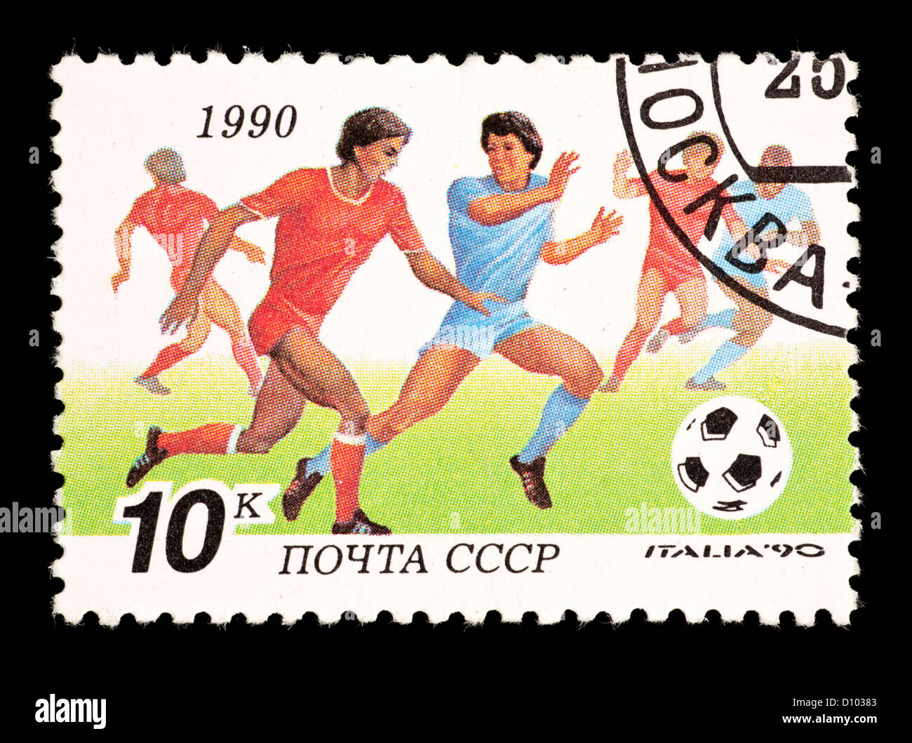 Timbre-poste de l'Union soviétique (URSS) représentant des joueurs de football, émis pour la Coupe du Monde 1990 en Italie. Banque D'Images