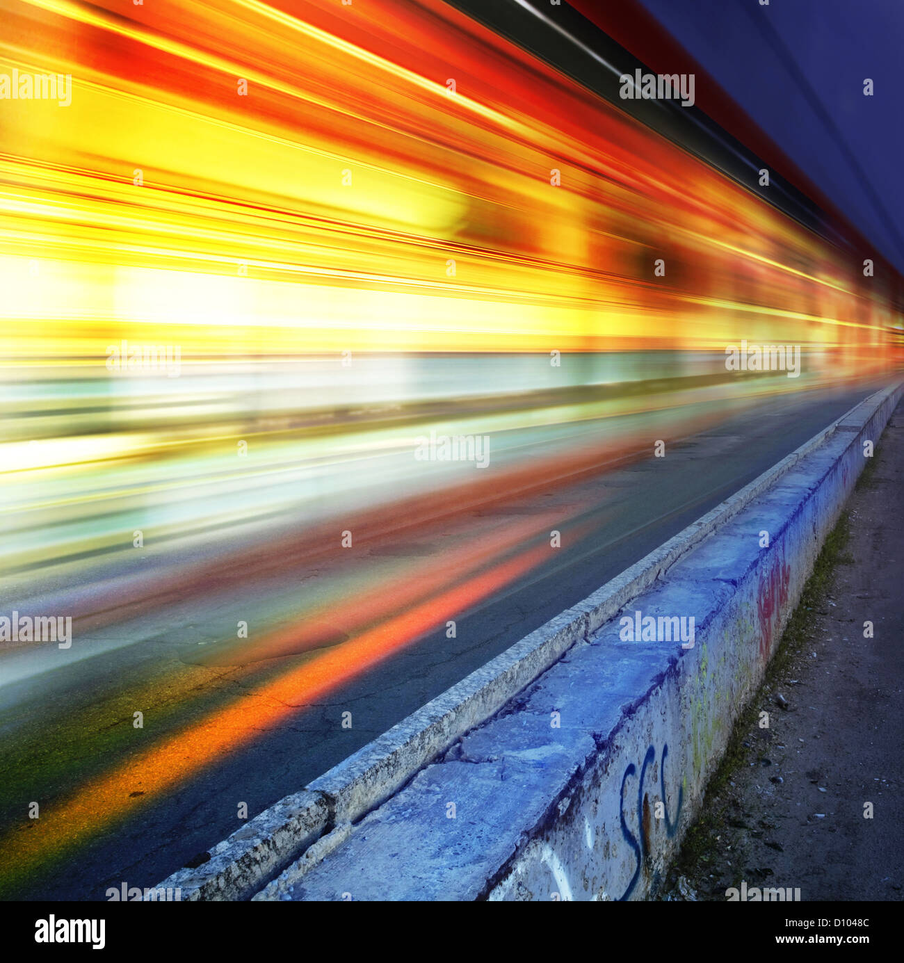 Lumière sur graissé l'autoroute à grande vitesse de nuit ville Banque D'Images