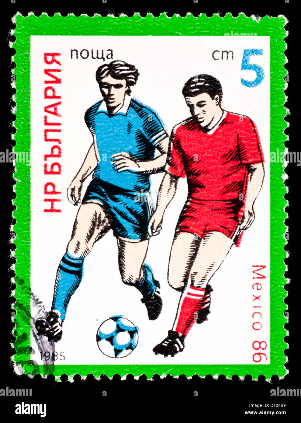 Timbre-poste de la Bulgarie représentant deux joueurs de football, émis pour la Coupe du Monde de soccer 1986 à Mexico. Banque D'Images