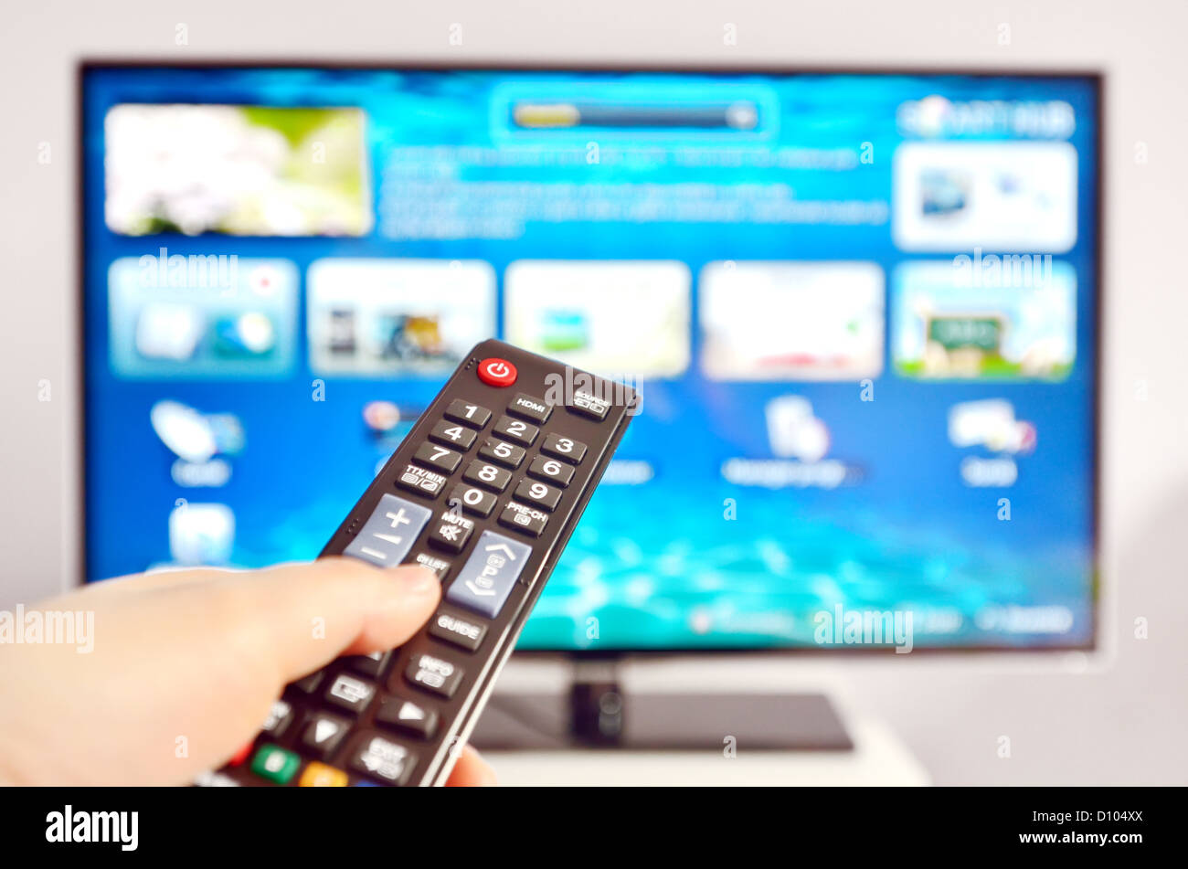 Smart TV et télécommande en appuyant sur la main Banque D'Images