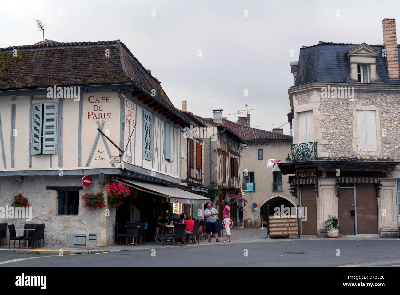 Le cafe de Paris à Eymet dans la région de la Dordogne Banque D'Images