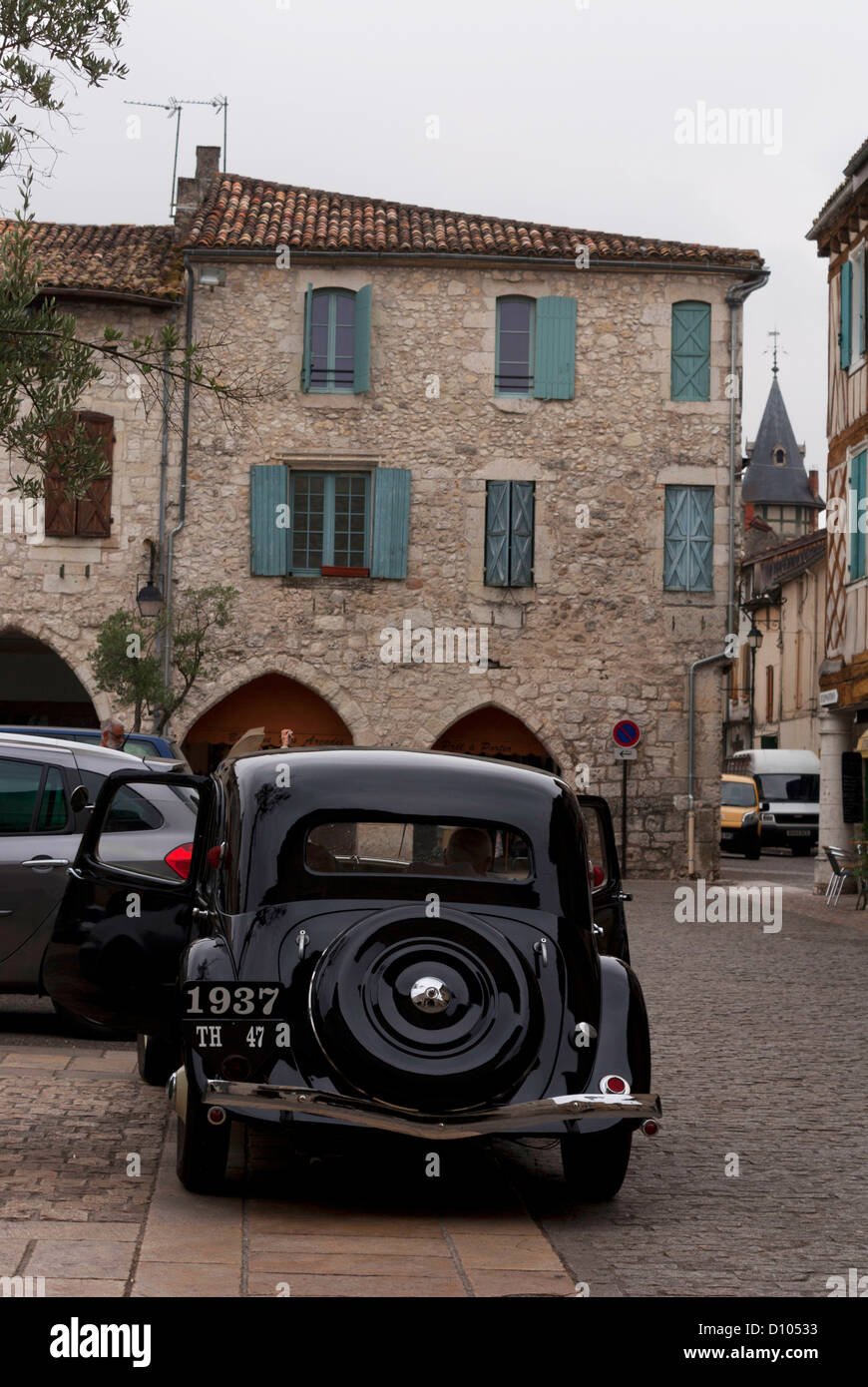 Une vieille voiture sur la place principale de Eymet, dans la région de la Dordogne Banque D'Images