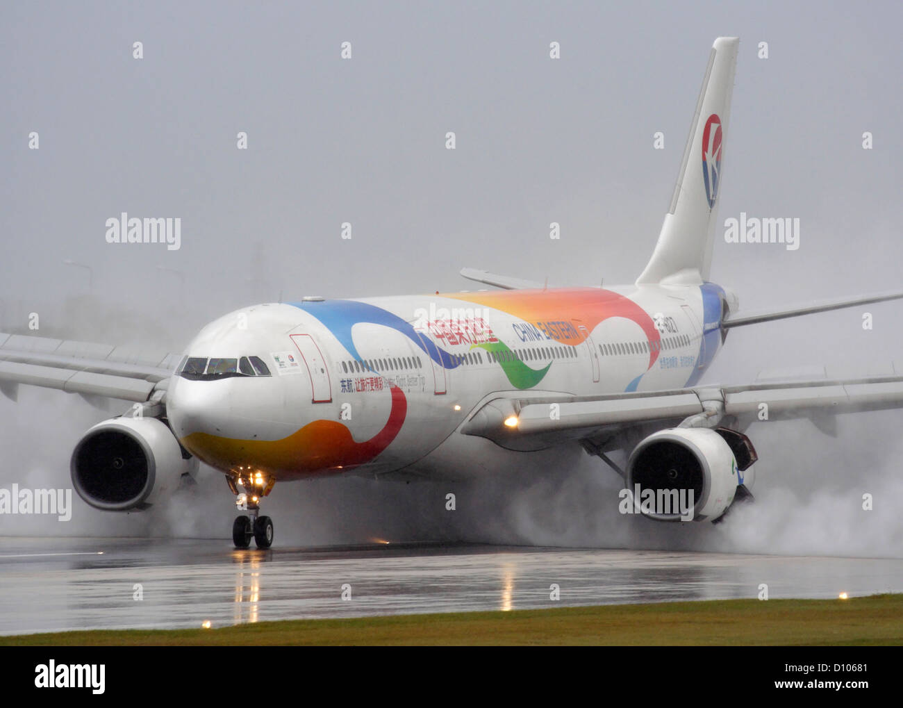 China Eastern Airlines Airbus A330-300 à vomir son jet avec inverseurs de l'atterrissage sur une piste mouillée par mauvais temps et la mauvaise visibilité Banque D'Images China Eastern Airlines Airbus A330-300 à vomir son jet avec inverseurs de l'atterrissage sur une piste mouillée par mauvais temps et la mauvaise visibilité Banque D'Images