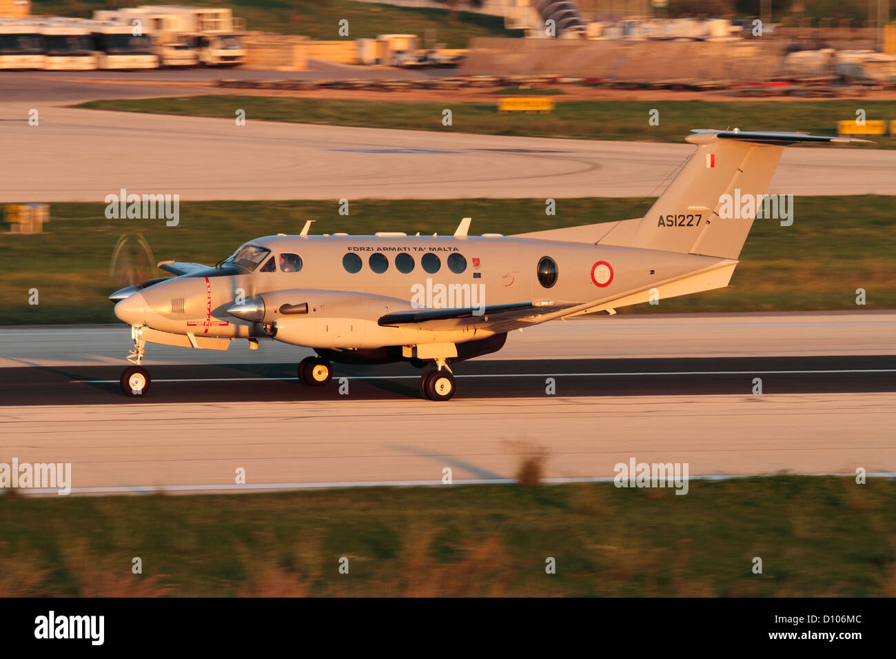 Beechcraft King Air d'avions de patrouille maritime (MPA) des Forces Armées de Malte qui décolle au coucher du soleil Banque D'Images