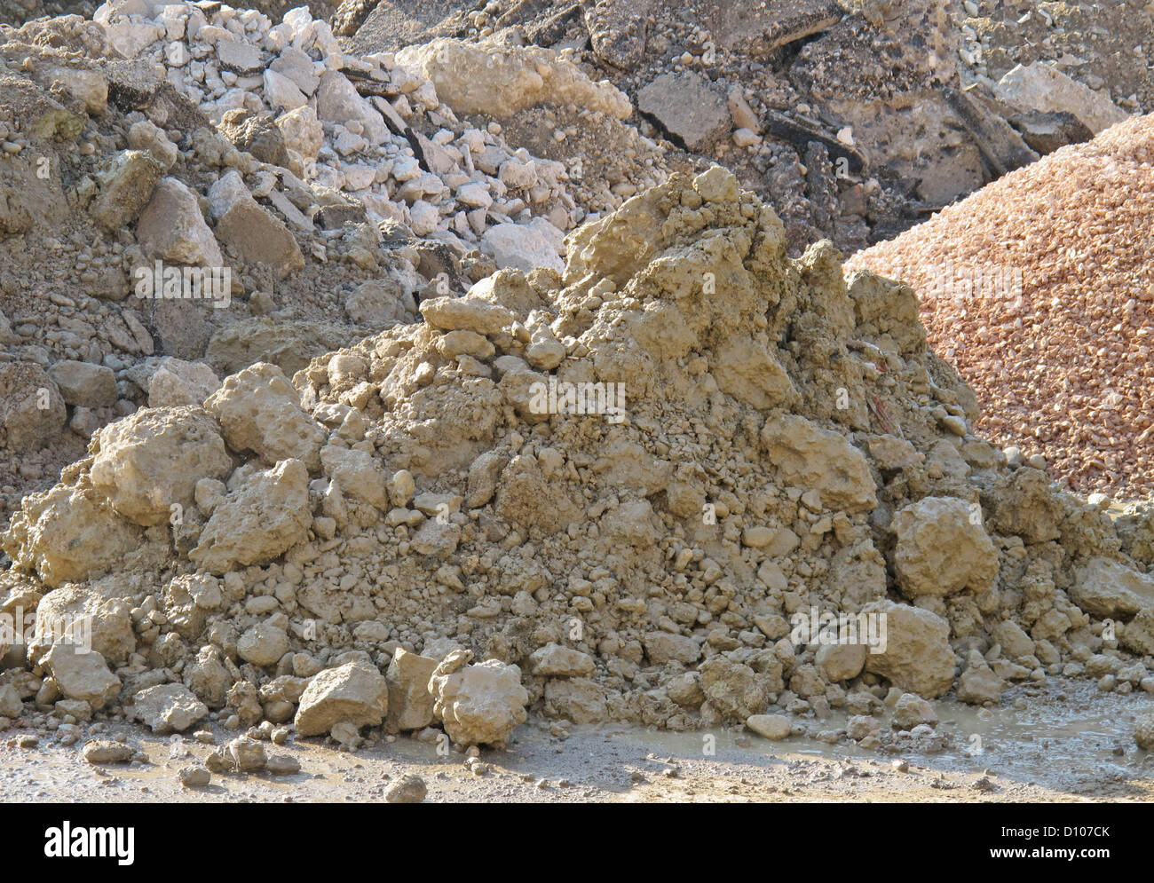 La terre extraite du sol pendant l'excavation de fouilles dans un site de construction de route Banque D'Images