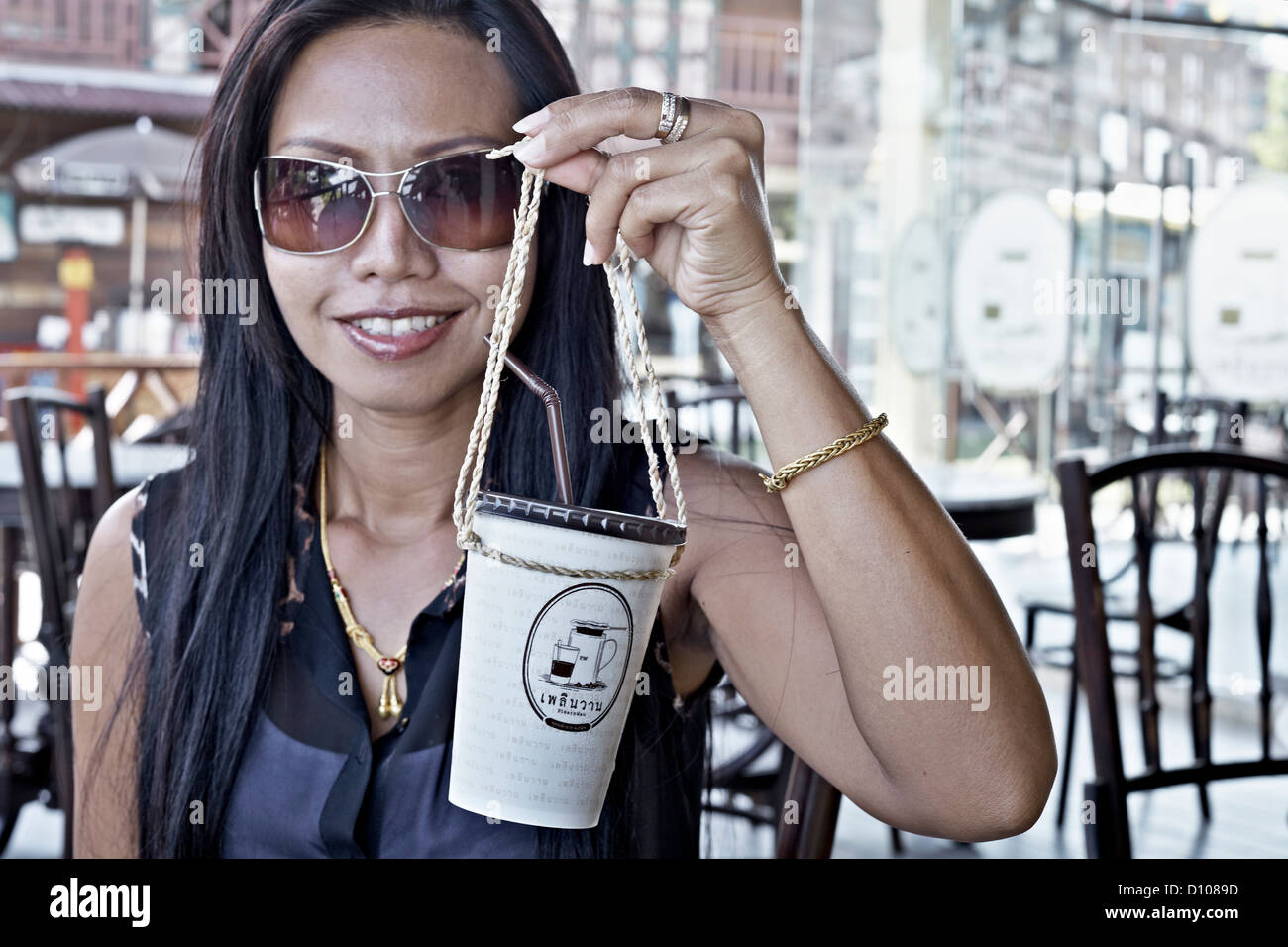 Café thaïlandais à emporter. Femme avec récipient de café jetable en polystyrène à emporter. Thaïlande S. E. Asie Banque D'Images