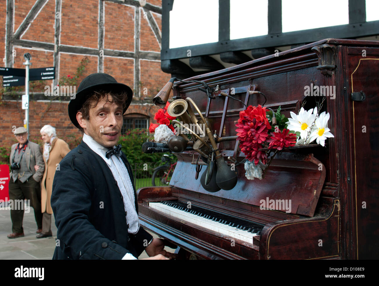 Musicien ambulant de piano Banque de photographies et d'images à haute  résolution - Alamy
