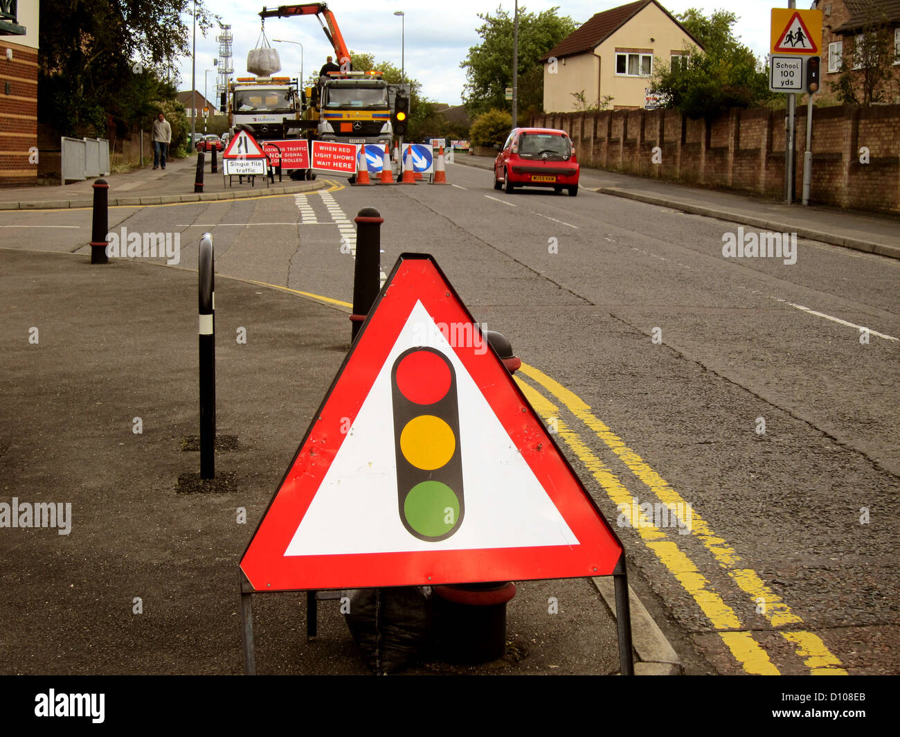 Signe de feux de circulation pour des travaux à venir dans la région de Bradley Stoke, Bristol, England, UK Banque D'Images