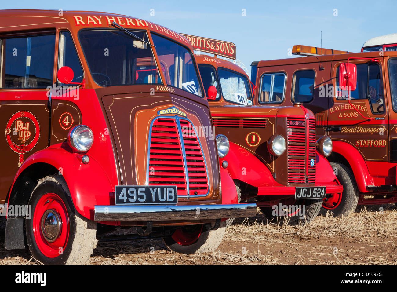 L'Angleterre, dans le Dorset, Blanford, le grand vapeur Dorset Fair, Vintage Morris et Bedford fourgonnettes de livraison Banque D'Images