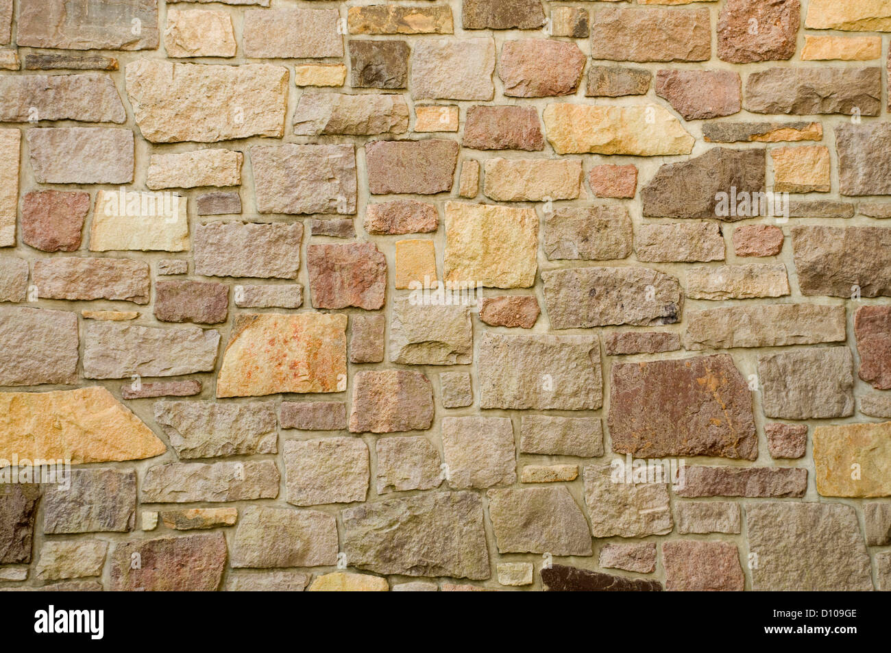 Un mur en maçonnerie de pierres multicolores ou des blocs Banque D'Images