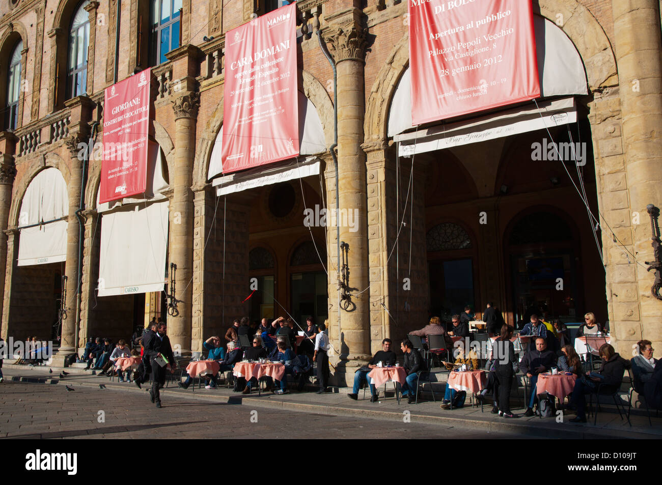L'extérieur du Palazzo del Podestà Cafe à Piazza Maggiore Bologna city central région Émilie-Romagne Italie du nord Europe Banque D'Images