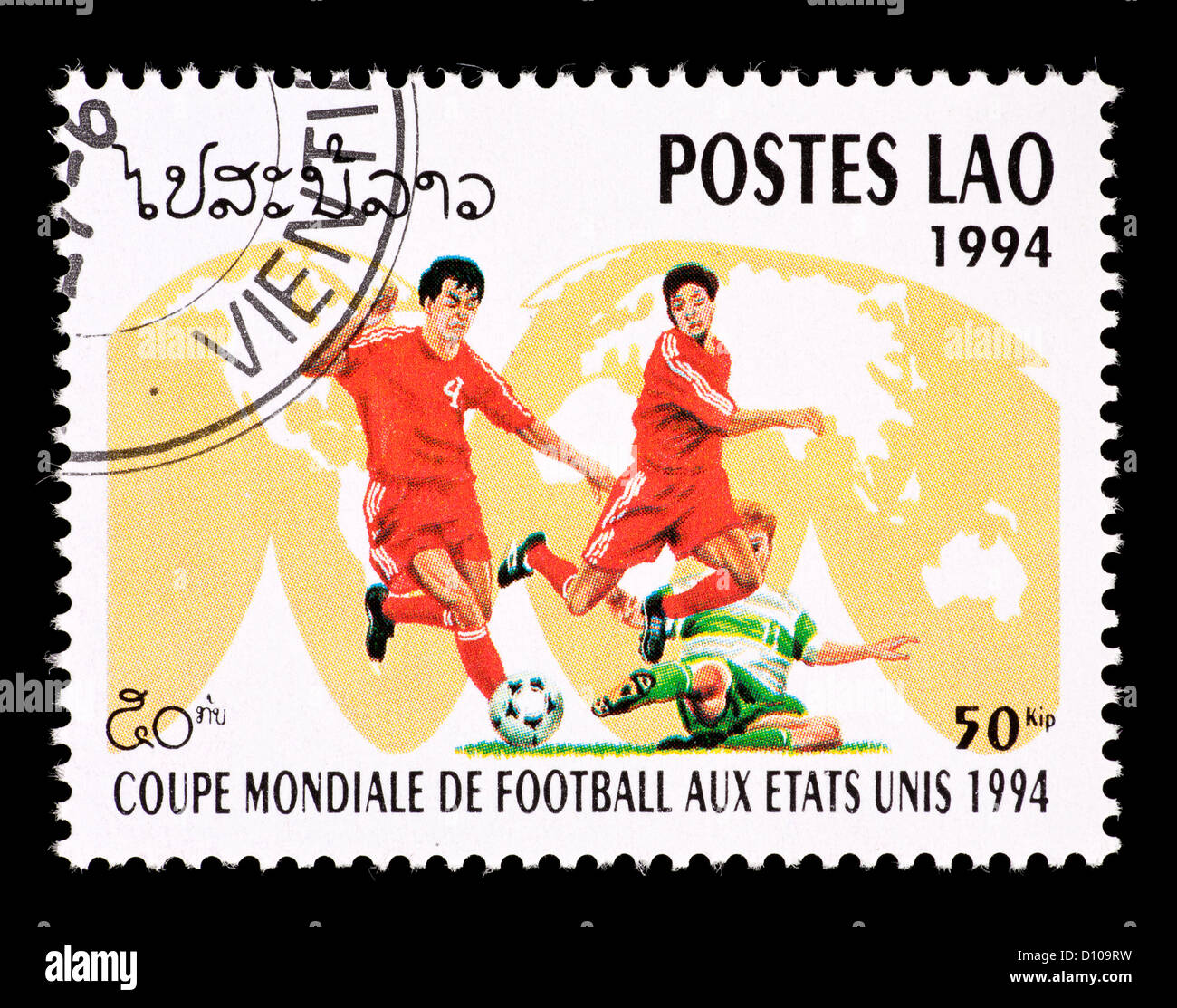 Timbre-poste du Laos représentant trois joueurs de football, émis pour la Coupe du Monde de Football 1994 aux États-Unis. Banque D'Images