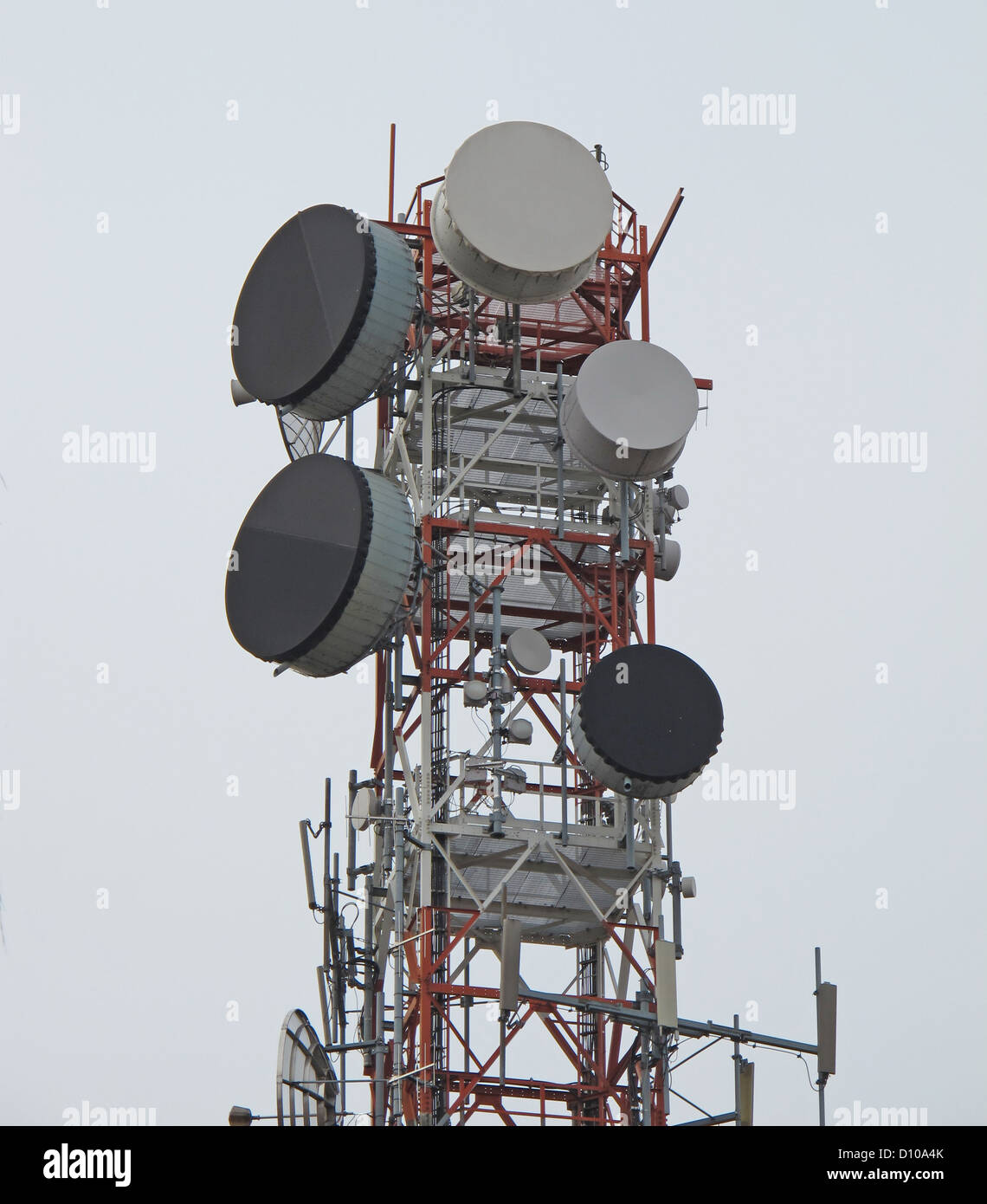 Treillis avec antenne pour la répétition de signaux de télévision et téléphone mobile Banque D'Images