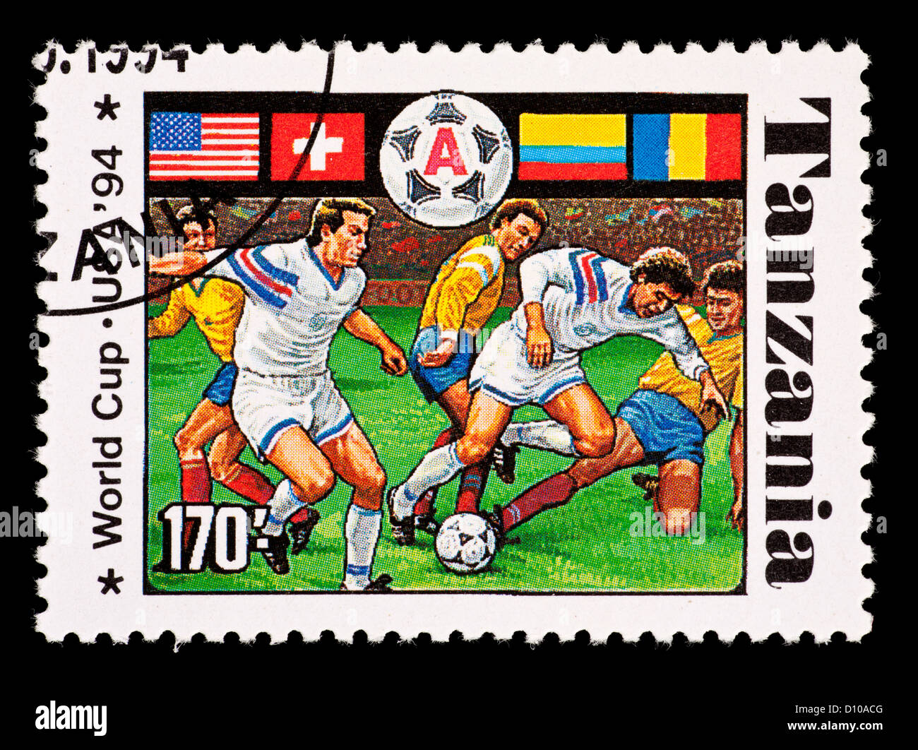 Timbre de Tanzanie représentant des joueurs de football, émis pour la Coupe du Monde de Football 1994 aux États-Unis. Banque D'Images