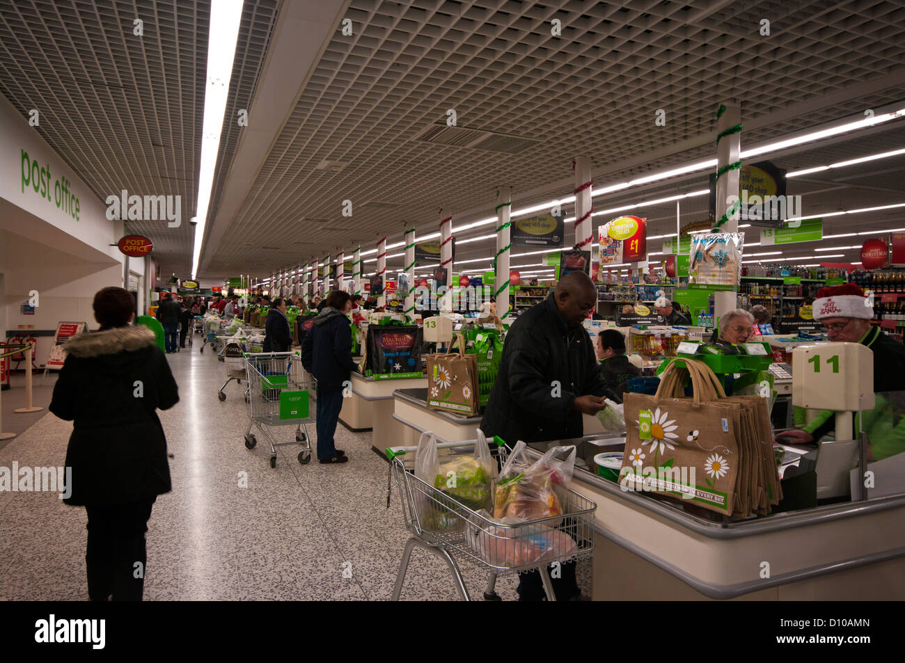 Occupé dans les caisses du supermarché Asda à Noël UK Banque D'Images