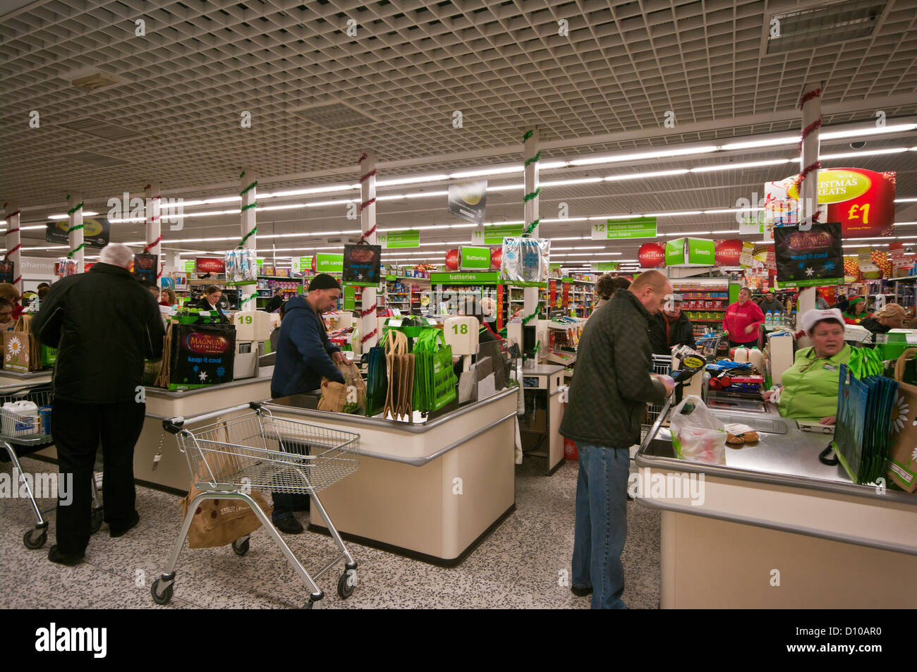 Occupé dans les caisses du supermarché Asda à Noël UK Banque D'Images