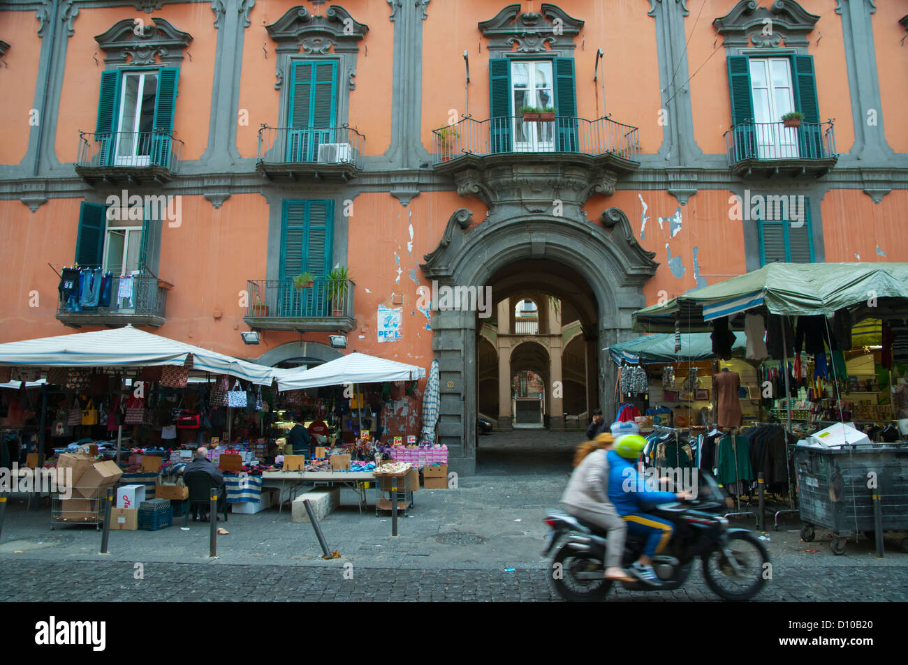 Les étals de marché le long de la rue via Vergini Rione Sanita Naples district city La région Campanie en Italie du sud Europe Banque D'Images