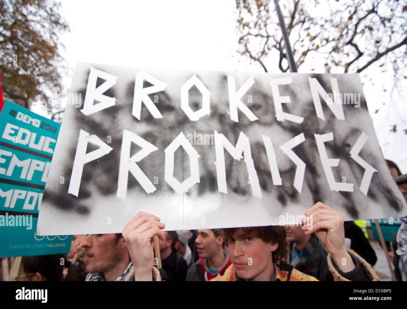 Étudiant une promesses non étudiants affiche de la London Demo 2012. Banque D'Images