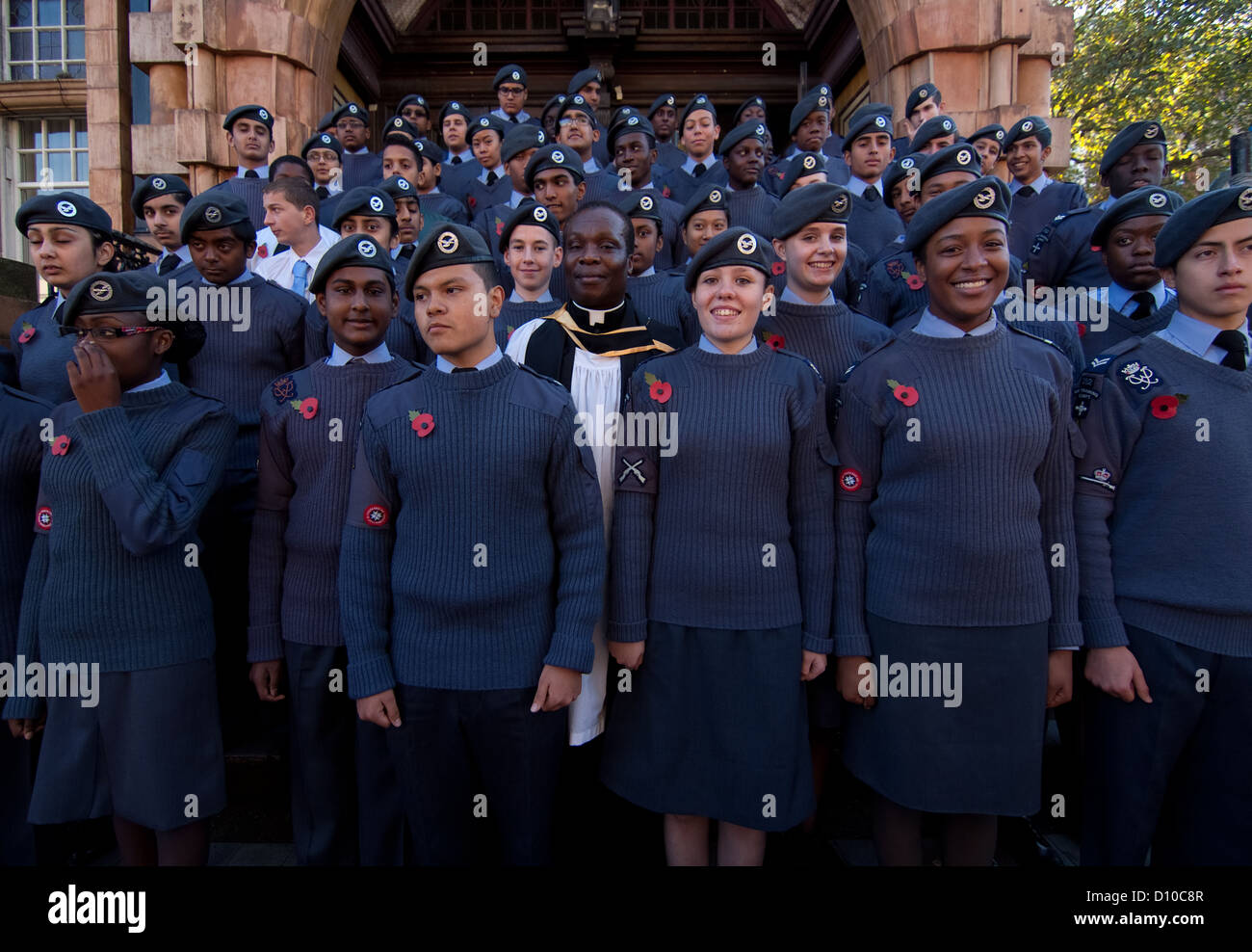 Membre du Newham Cornwell VC Cadets de la Ham en dehors de l'hôtel de ville Dimanche du souvenir 2012 Banque D'Images
