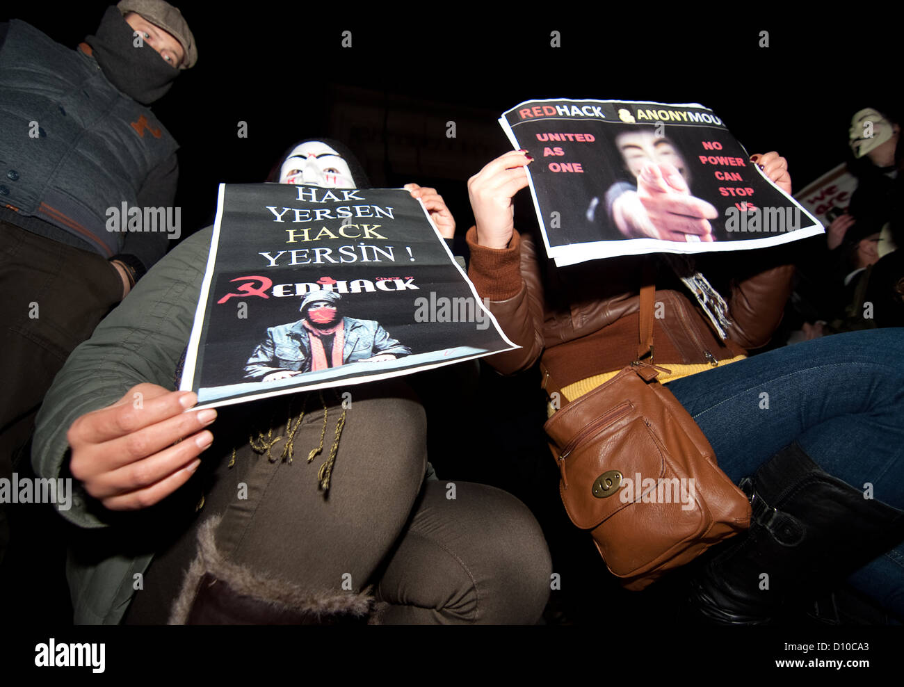 Les manifestants anonymes holding RedHack affiches, tandis que l'assemblage pour la marche de Trafalgar Square à la place du parlement . Banque D'Images