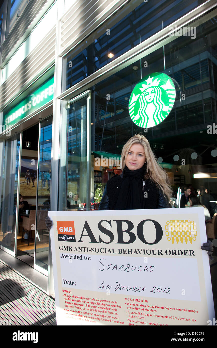 Café Starbucks. Chiswick High Road, Londres, Royaume-Uni. 4 décembre 2012. Membre du syndicat GMB Lauren Tinney manifesté à l'extérieur des bureaux à Starbucks Chiswick High Road sur les plaintes que l'entreprise de café ne paie pas son personnel le salaire de subsistance. Banque D'Images