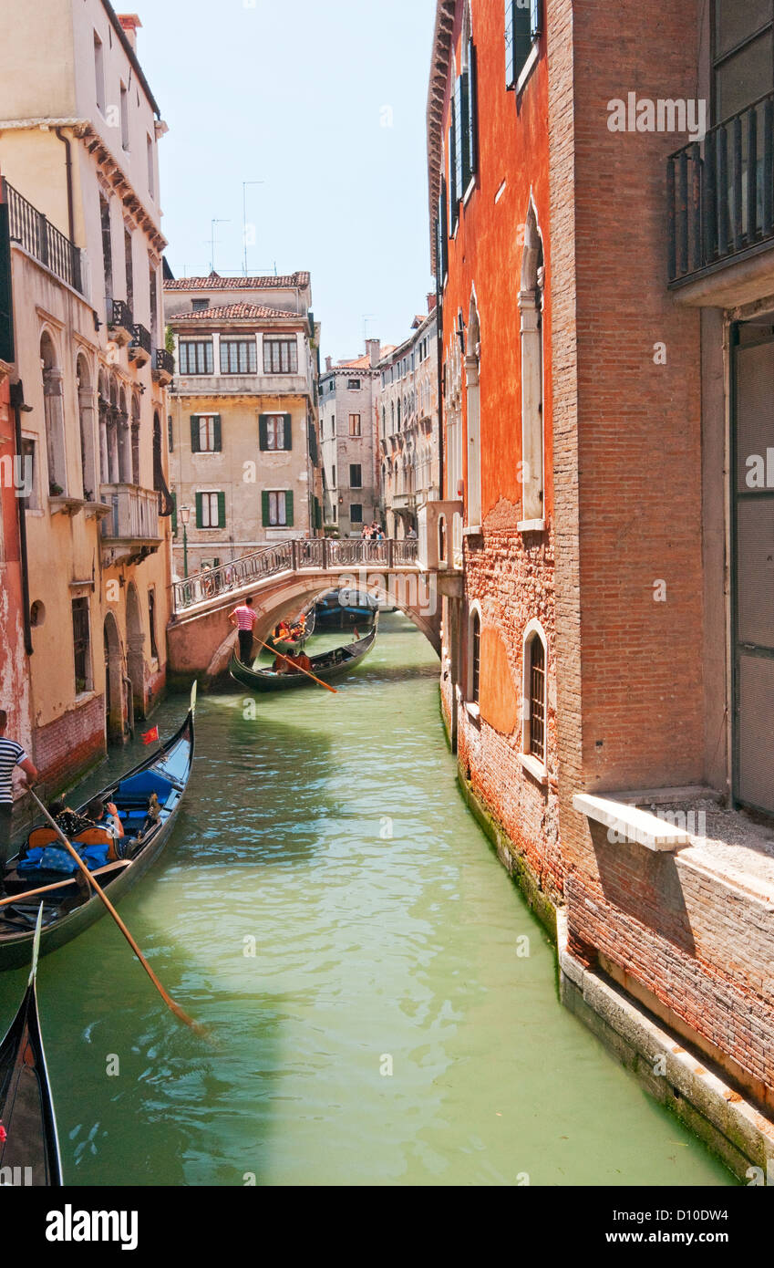 Petit canal avec bateaux, Venise, Italie Banque D'Images