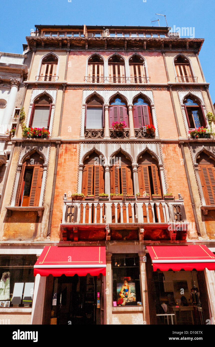 Bâtiment avec auvent rouge de Venise, Italie Banque D'Images