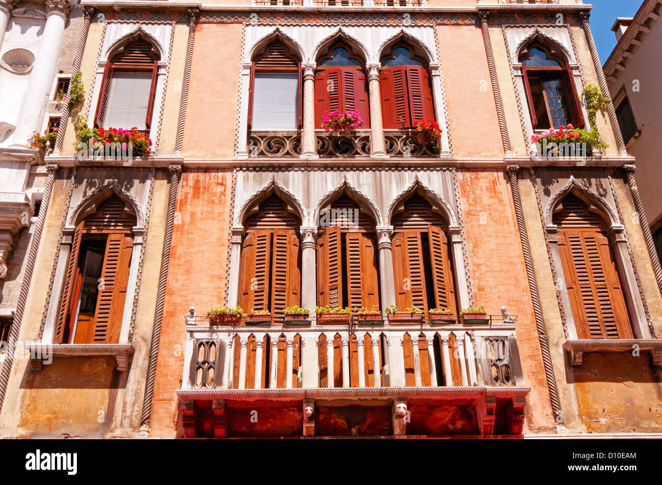 Les fenêtres et les portes de l'édifice, Venise, Italie Banque D'Images