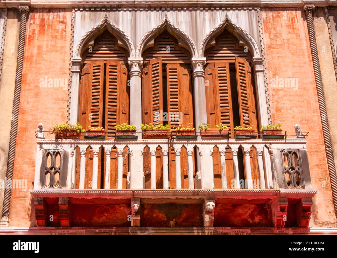 Fenêtres et balcon de l'immeuble, Venise, Italie Banque D'Images