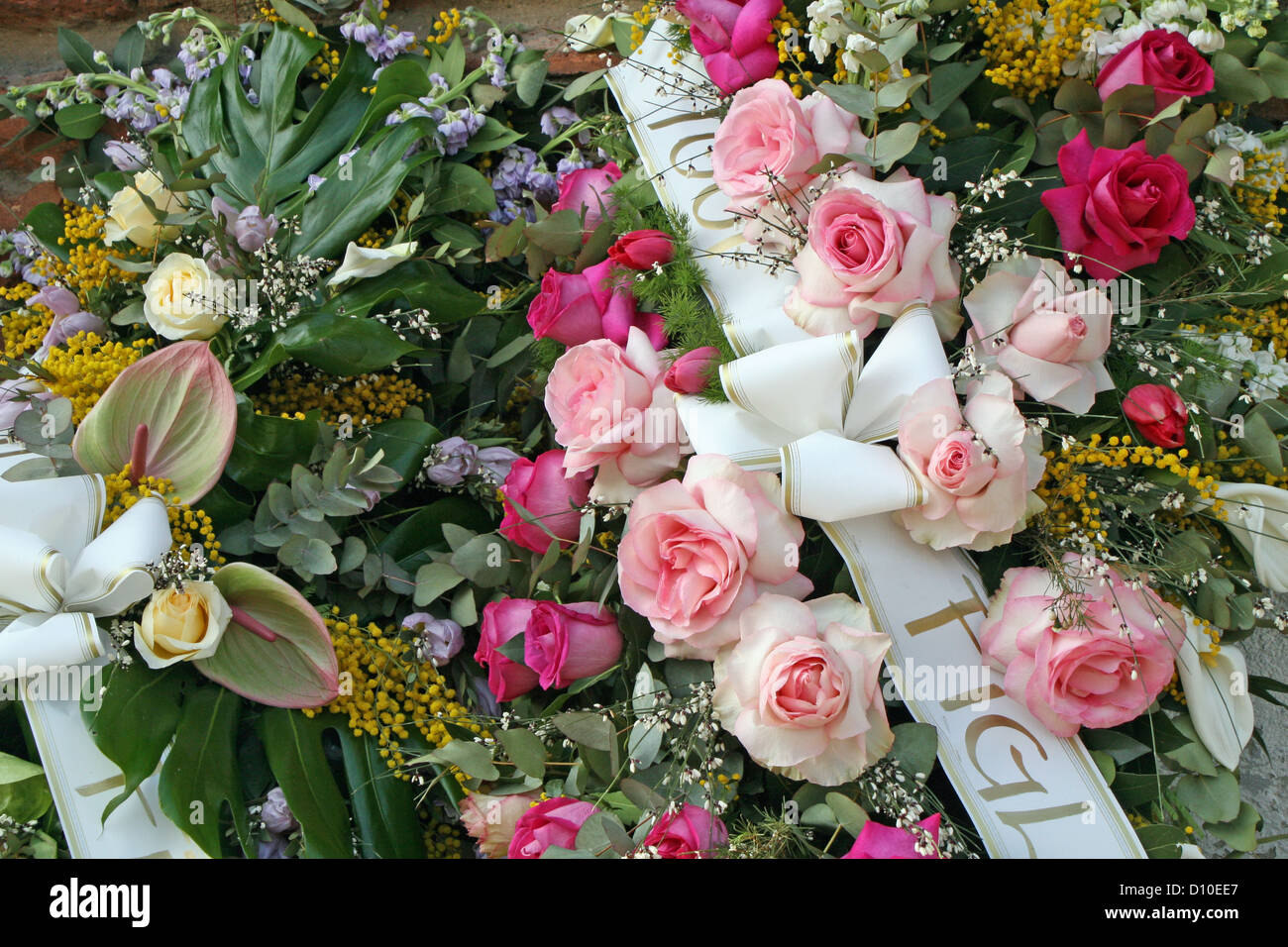 Bouquets de fleurs de roses et de mimosas en mémoire des défunts morts Banque D'Images