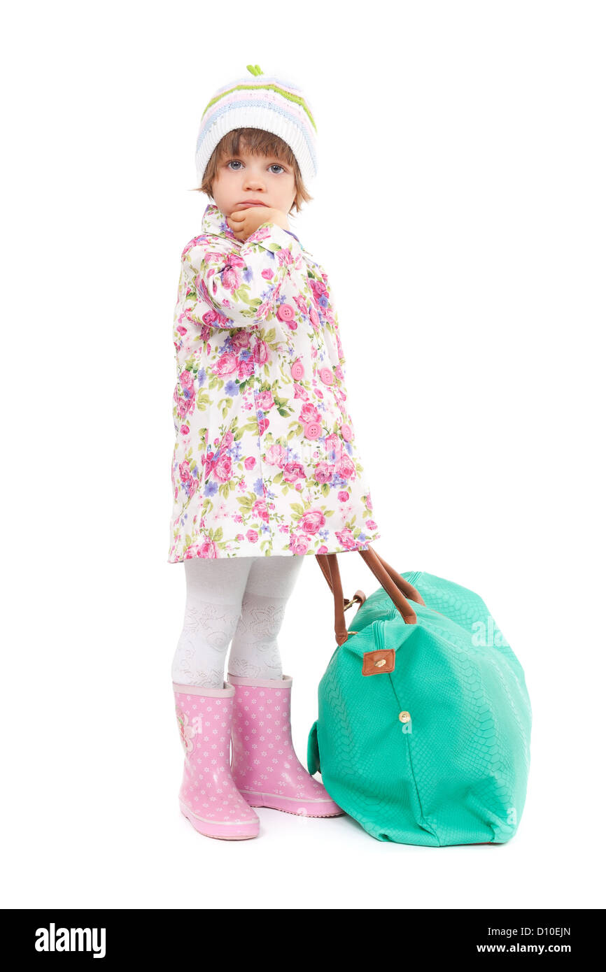 Jolie petite fille en automne des vêtements avec un gros sac. Studio portrait d'une pleine longueur, isoler le blanc. Banque D'Images