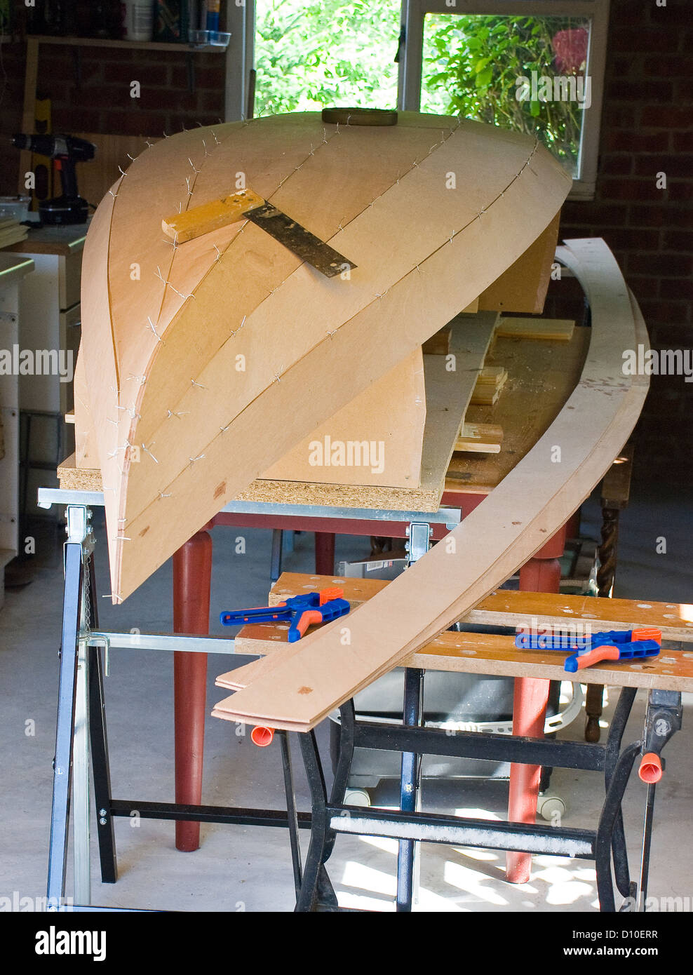 Canoe construire agrafer-et-construction colle étapes de construction Banque D'Images