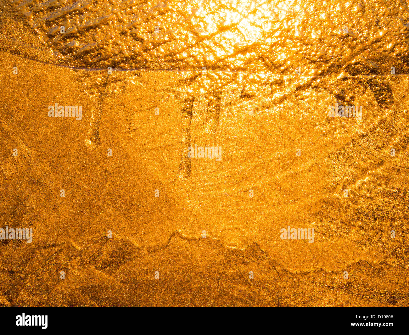 La lumière de soleil vu à travers une couche de glace. Banque D'Images