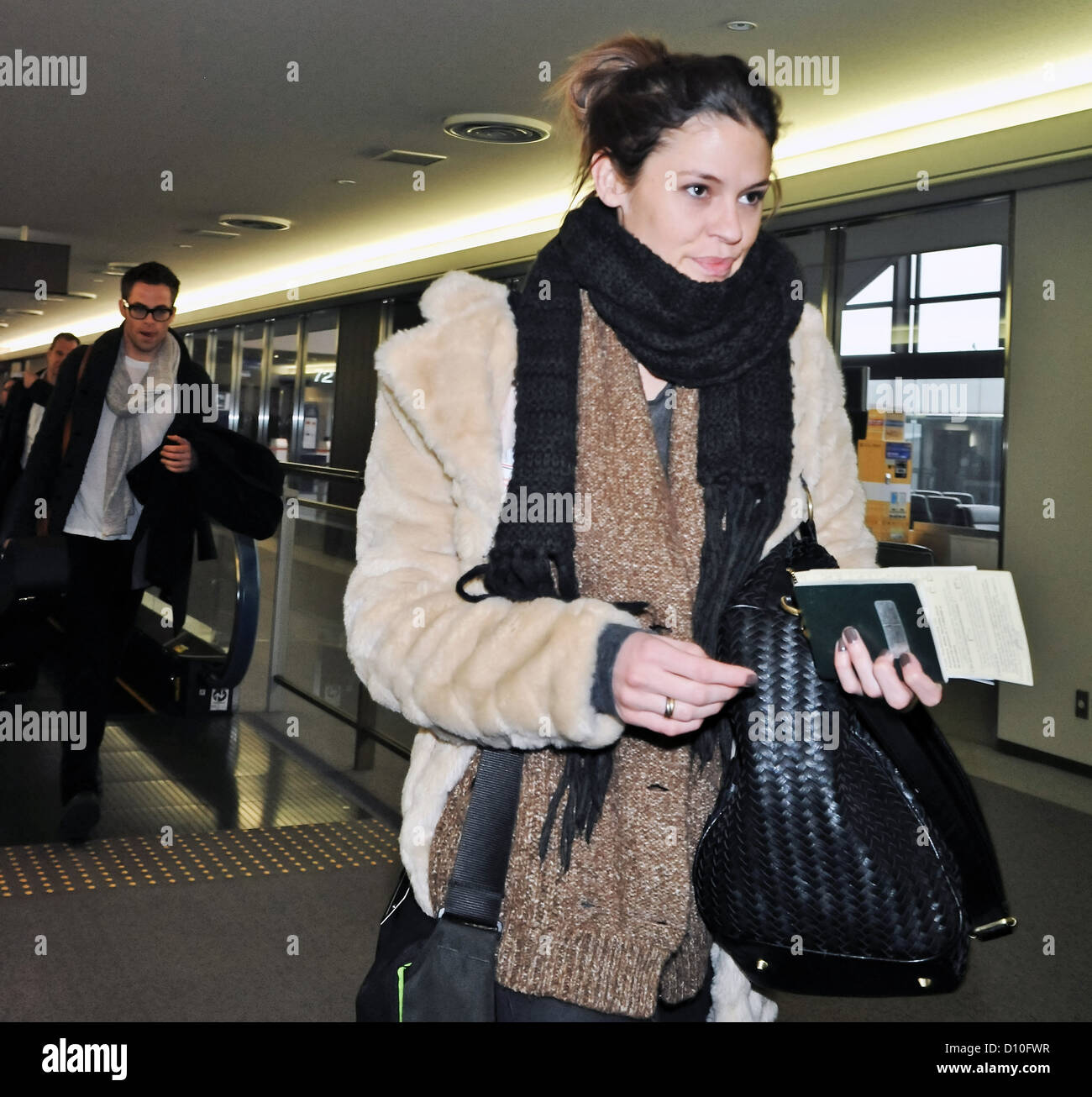 L'acteur Chris Pine et sa compagne Dominique Piek arrivent à l'Aéroport International de Narita, au Japon le 3 décembre 2012 Banque D'Images