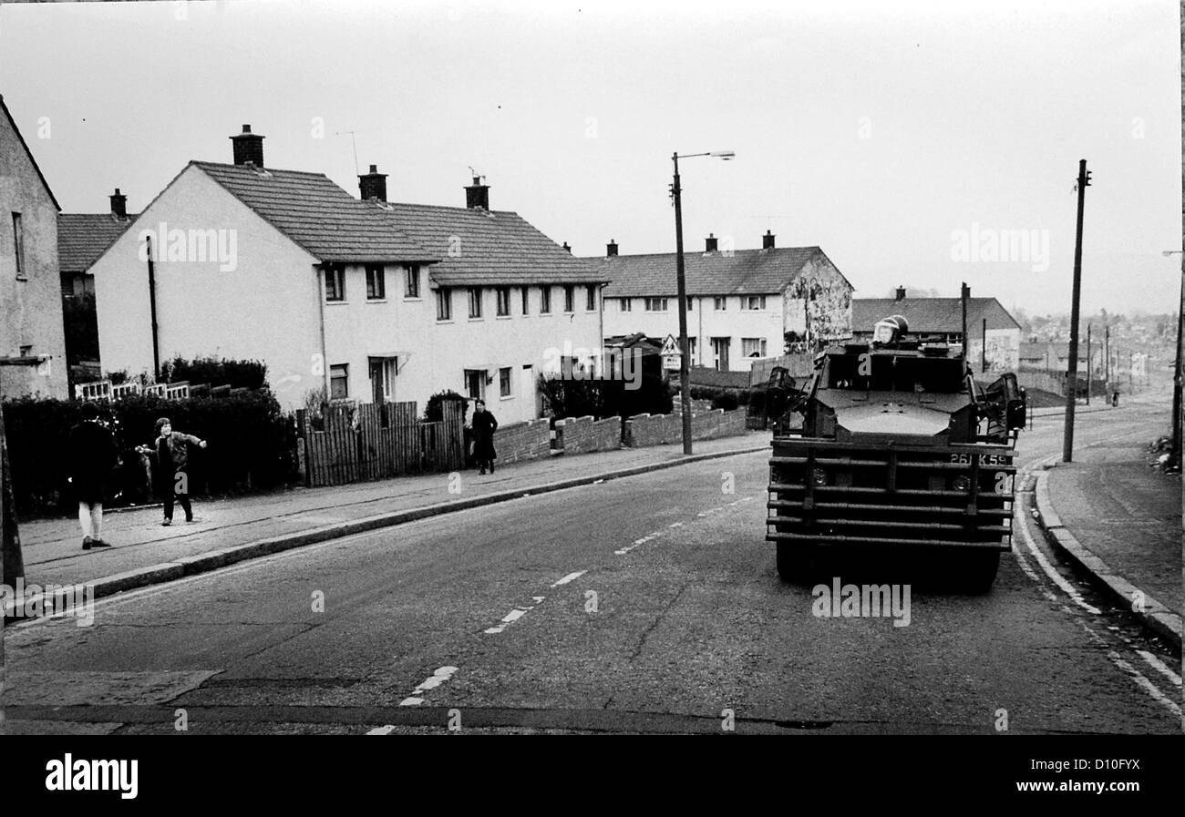 Suis blindé connu comme un 'pig' dans le Régiment de Queens en patrouille à Belfast , Irlande du Nord en avril 1984 . Banque D'Images