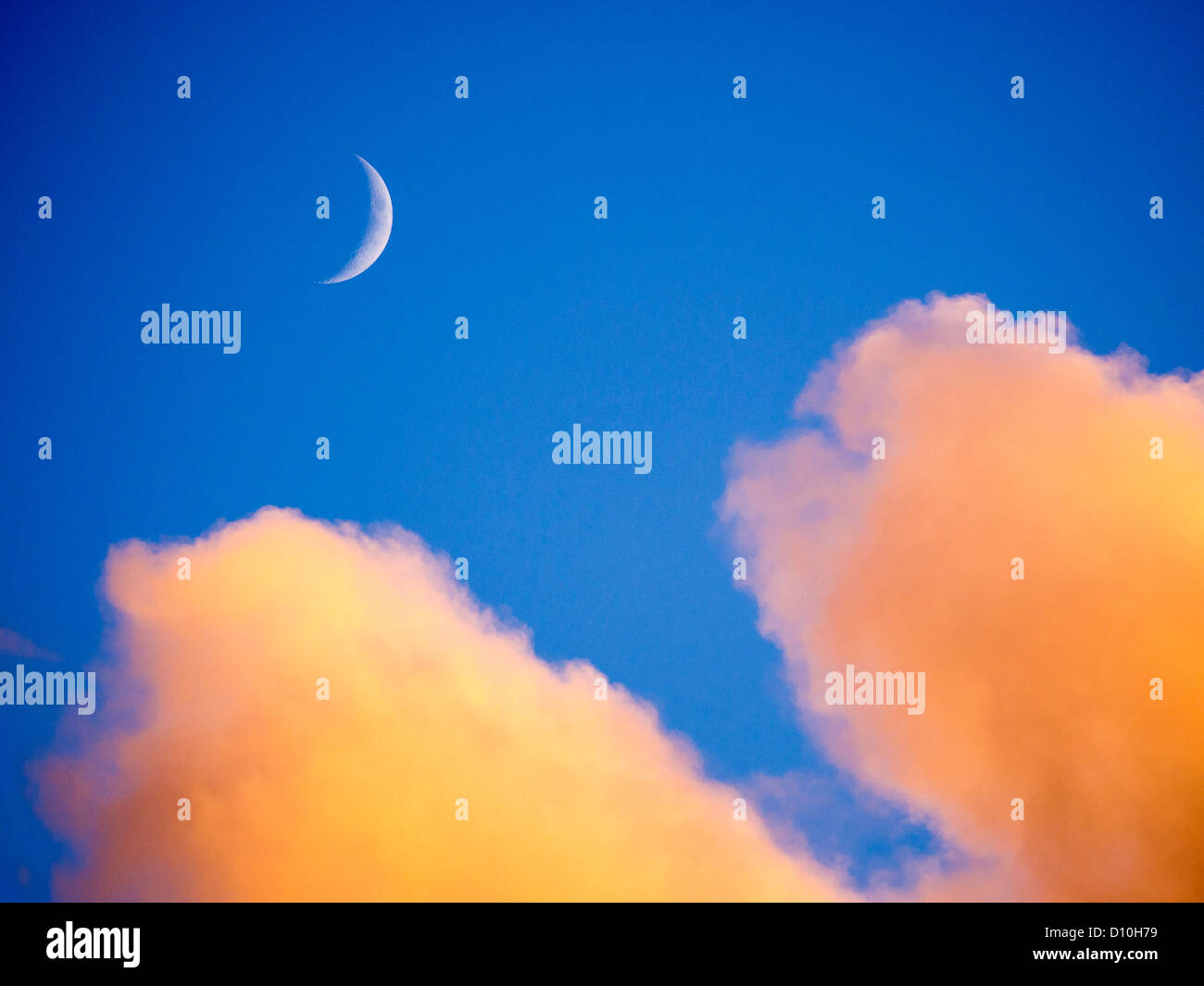 Nuages et nouvelle lune au coucher du soleil plus de Padstow, Cornwall, UK. Banque D'Images